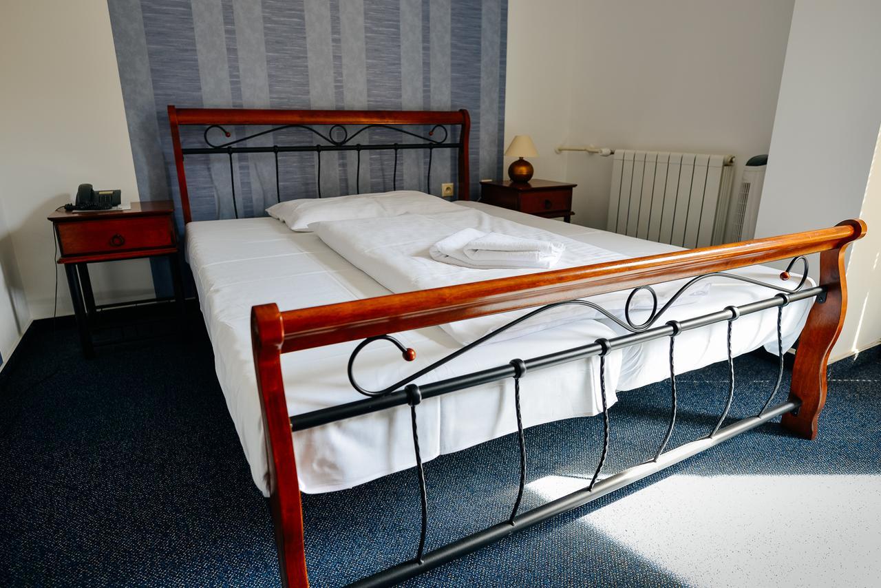 Hotel Diana Nove Mesto nad Vahom Exterior photo