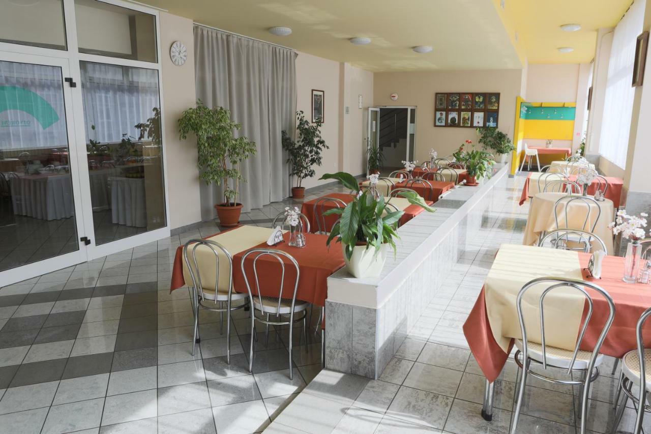 Hotel Diana Nove Mesto nad Vahom Exterior photo