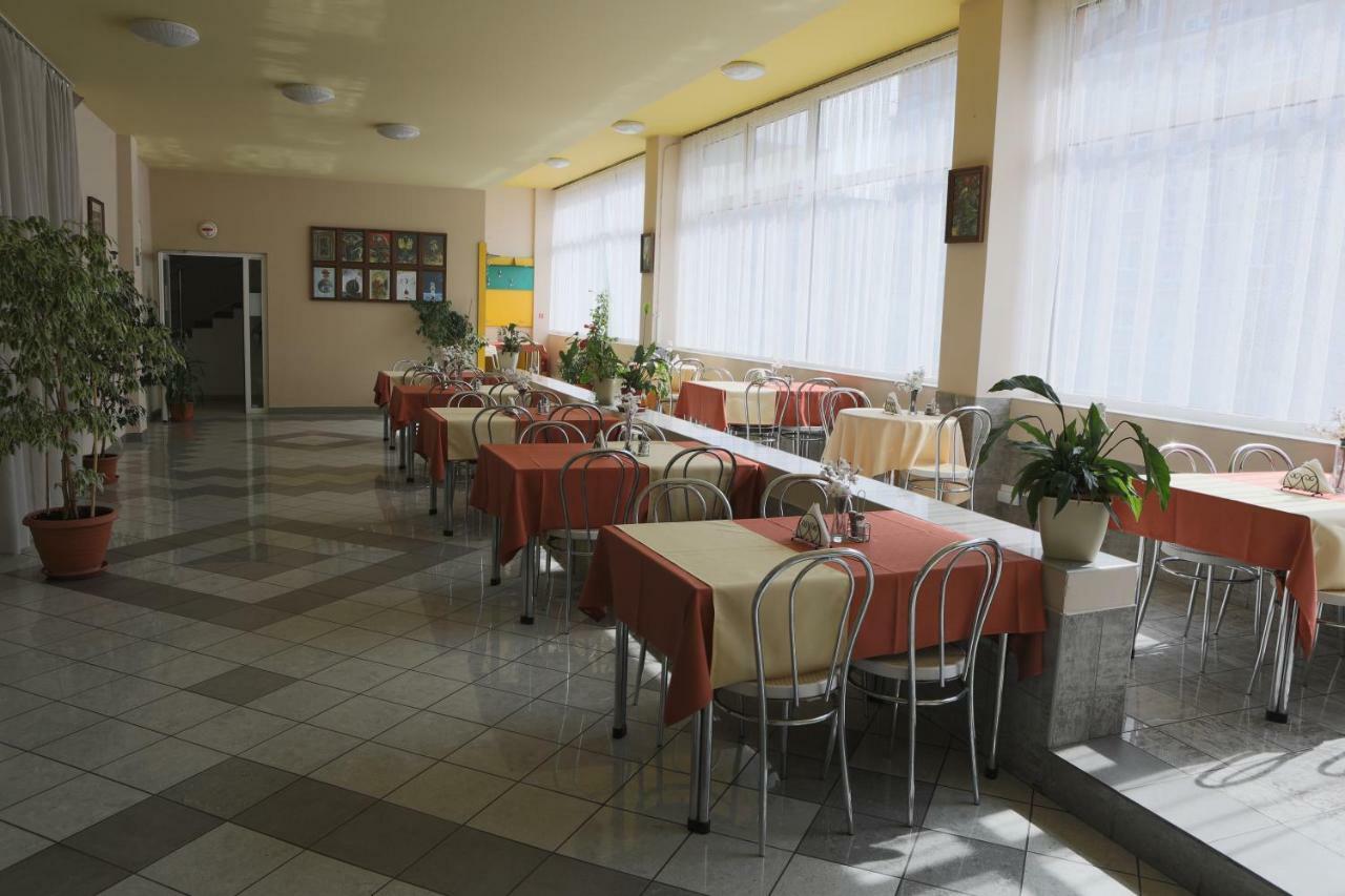 Hotel Diana Nove Mesto nad Vahom Exterior photo